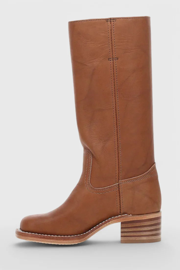 Detail of knee-high heeled boots rounded toe and smooth finish