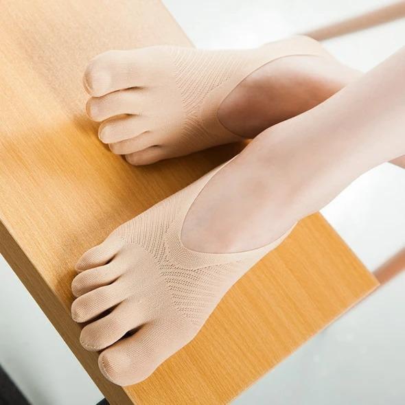 Men's toe socks in beige with individual toe compartments and ribbed knit construction for natural alignment