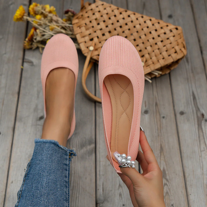 Women's slip-on flats in grey knit fabric with cushioned insole and flexible sole