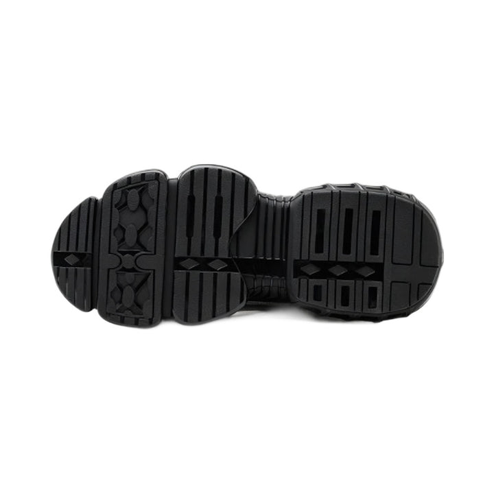 Anti-slip grip sole of the safety trainers
