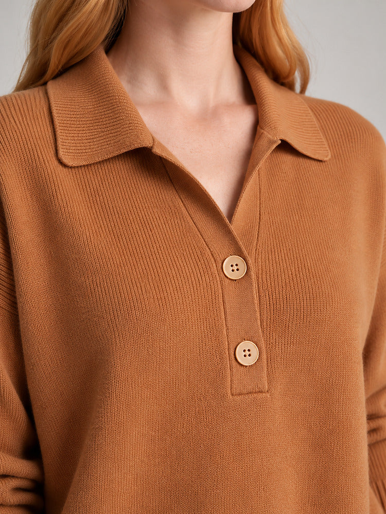 Women's knitted collared jumper with a button placket