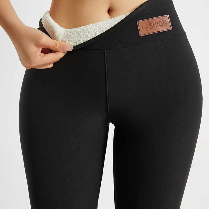 Women's plush-lined leggings in black